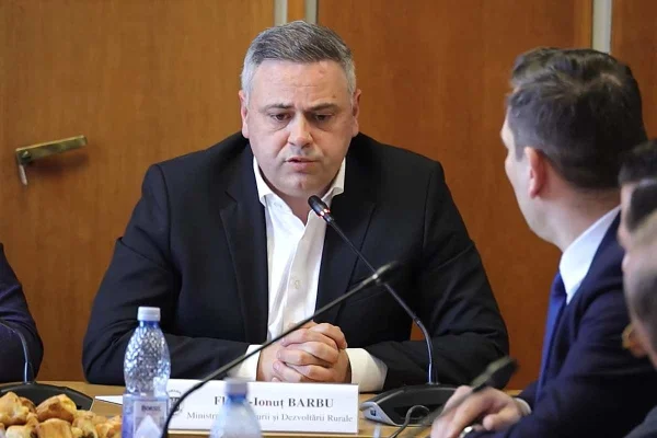USR: Moţiune simplă împotriva ministrului Florin Barbu. ”Odele pentru Ceauşescu nu salvează agricultura românească”