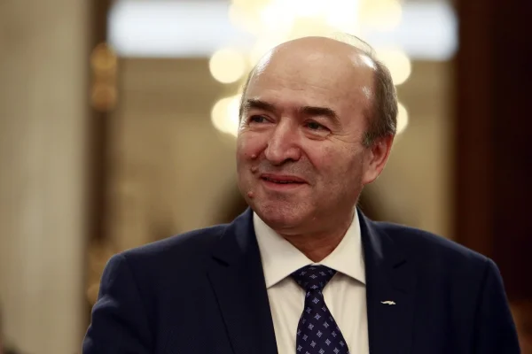 Tudorel Toader se uită cu suspiciune după decizia CCR privind averile:  'E profund discutabilă și stranie!'