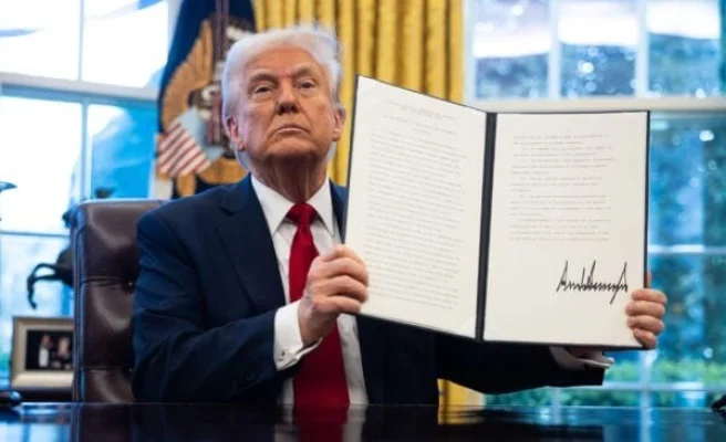 Reţeaua americană a posturilor de radio publice contestă în justiţie decretul lui Trump care suspendă finanţarea sa