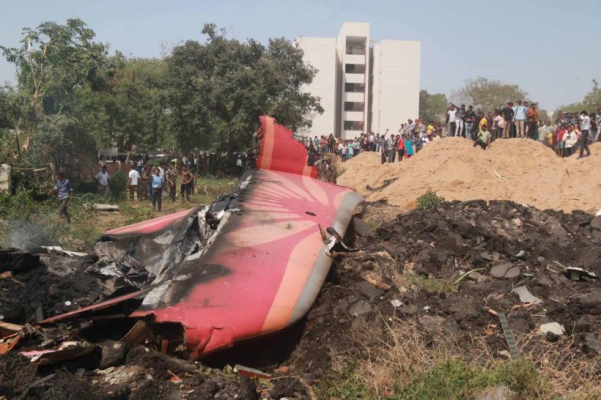 „Comoară” printre ruine: Bijuterii și bani găsiți în epava avionului prăbușit în India