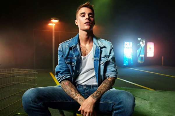 Justin Bieber face furori cu lansarea neașteptată a unui nou album