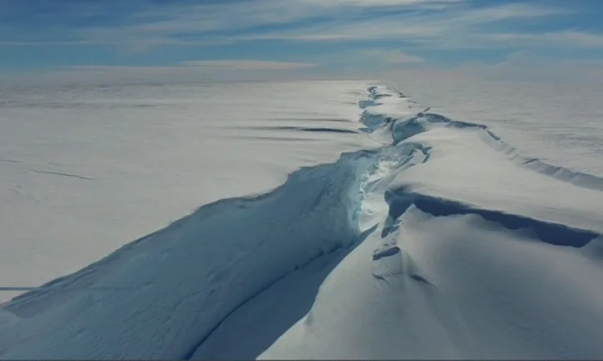 Semnale radio bizare detectate ca venind din gheaţa Antarcticii