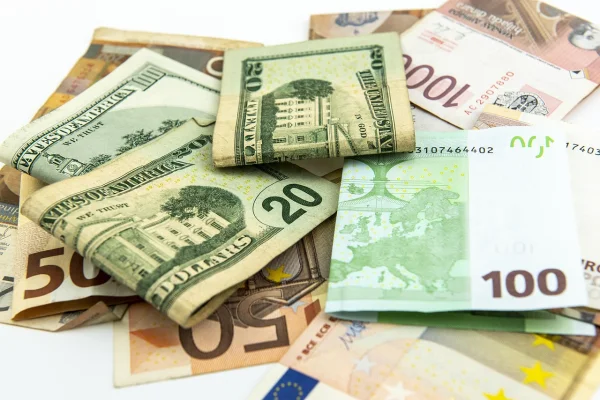 Sub amenințarea taxelor comerciale americane: Uniunea Europeană încercă să se reorienteze. În paralel speră la un acord cu SUA