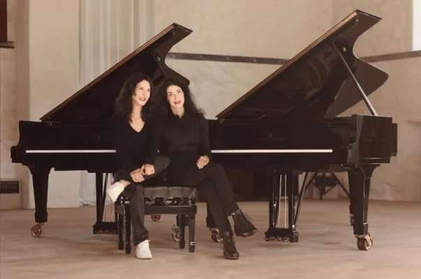 Concertul pentru două piane de Mozart în interpretarea legendarului duo pianistic Katia și Marielle Labèque, sub bagheta dirijorului Gabriel Bebeșelea, pe 5 și 6 iunie, la Ateneul Român