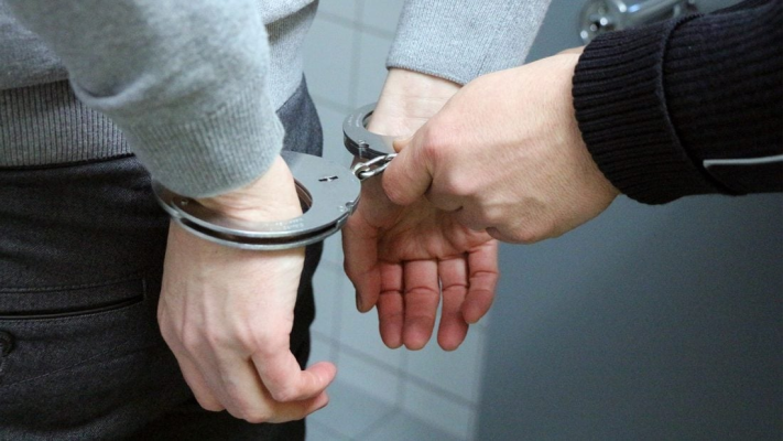 Cinci reţinuţi, în dosarul de camătă şi şantaj în care au fost făcute zeci de percheziţii şi audieri / Poliţiştii au prins în flagrant patru persoane în timp ce primeau dobândă în valoare totală de 41.000 de lei de la cei împrumutaţi