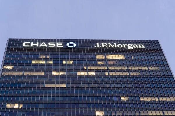 JP Morgan: Euro va ajunge la 6 lei. Cea mai mare bancă din SUA anticipează deprecierea leului după rezultatul alegerilor