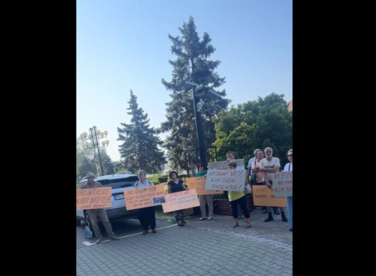 Angajaţii unui centru-social din Boldeşti Scăeni au protestat la Consiliul Judeţean Prahova, cerând bani pentru funcţionare. Preşedintele CJ a transmis că, aşa cum a găsit bani pentru zilele oraşului, Primăria să asigure şi funcţionarea centrului - VIDEO