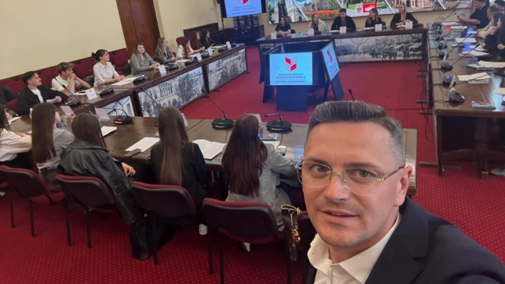 Debandadă la Iași! Viceprimarul a fost în vacanțe în SUA pe banii primăriei cu aceeași firmă cu care președintele CJ a plecat în Japonia