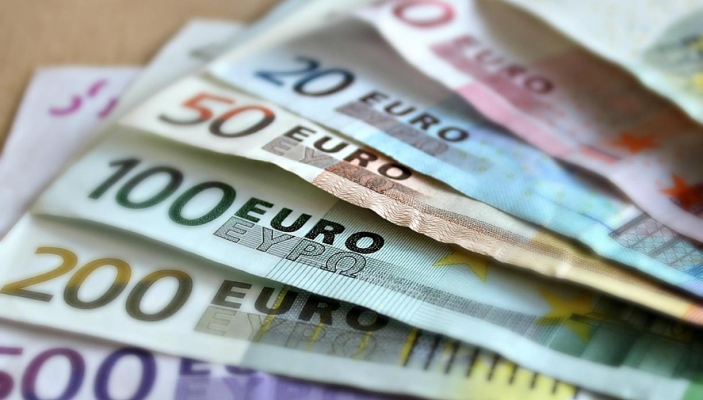 Economişti: Fără măsuri dure de redresare, am putea plăti rate duble la credite, un euro ar putea depăşi 6 lei