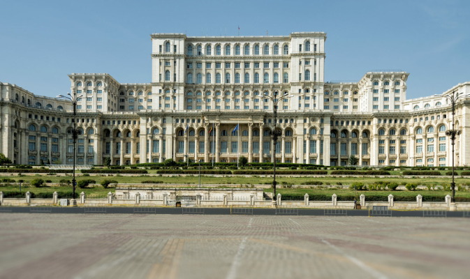 Angajații Senatului cer demontarea antenelor și a echipamentelor care generează RADIAȚII, amplasate pe Palatul Parlamentului