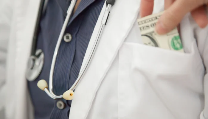 Pacienții vor putea face donații spitalelor în care au fost îngrijiți, în loc să ofere atenții medicilor. Legea, promulgată de Ilie Bolojan