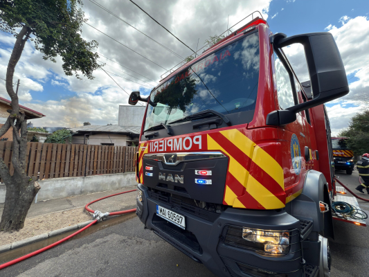 Incendiu la mai multe locuinţe din Sectorul 1 al Capitalei. Pompierii intervin cu 14 autospeciale