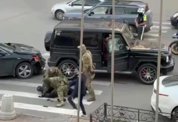 VIDEO. Imagini cu arestarea brutală a liderului diasporei azere în Rusia, care intensifică tensiunile Moscova–Baku