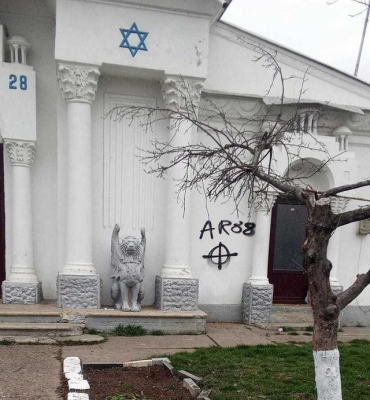 Tânărul acuzat că a desenat simboluri antisemite pe 18 monumente funerare din Cimitirul Evreiesc din Bacău şi a inscripţionat cu vopsea simboluri fasciste pe o maşină şi pe un zid de beton a fost trimis în judecată sub control judiciar