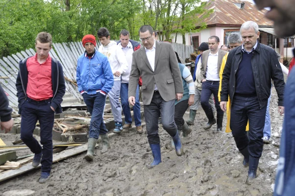 Scandalul inundațiilor ia amploare.  Dinescu vrea să-i ceară despăgubiri lui Ponta de un milion de euro: e mincinos şi ticălos / DREPT anunță plângere penală pentru înaltă trădare