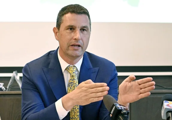 Ministrul Finanțelor îl contrazice pe George Simion: Îi minte pe români, la fel cum a mințit și cu casele de 35.000 de euro