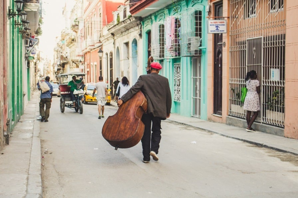 Un ministru cubanez demisionează după ce a declarat că în ţară nu există cerşetori / Despre cei care caută în gunoaie: „participanţi ilegali la serviciul de reciclare”