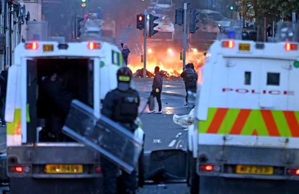 Protestele violente continuă în Irlanda de Nord, după ce doi români au fost arestați pentru agresiune sexuală