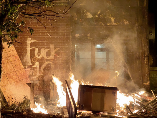 Pompierii americani, întâmpinați cu focuri de armă la intervenția asupra unui incendiu / Două persoane au murit