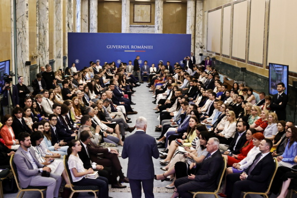 A fost lansat Programul Oficial de Internship al Guvernului, ediţia a XII-a, la Palatul Victoria. 150 de finalişti se vor familiariza cu mecanismele de funcţionare ale administraţiei, pe parcursul a două luni, în 26 de instituţii-gazdă