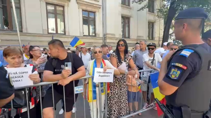 VIDEO Câteva zeci de adepți ai lui Călin Georgescu s-au strâns în fața Judecătoriei Sectorului 1 / Fostul candidat pro-rus cu discurs legionar la alegerile prezidențiale este așteptat pentru verificarea controlului judiciar