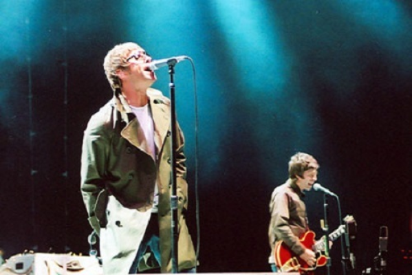 Oasis transmite fanilor că sunt în siguranţă la concertele trupei: Nu ne interesează pe noi cu cine vă iubiţi