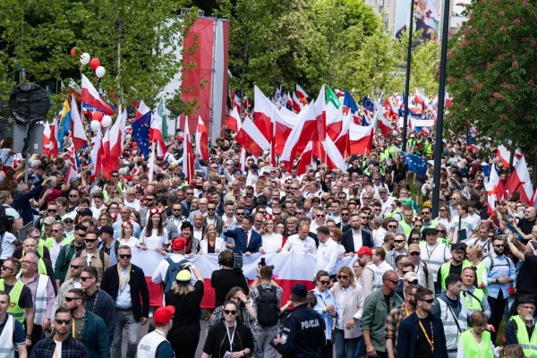 Marșuri rivale la Varșovia: ‘Milionul de inimi’ pro-Europa vs. ‘Marşul pentru Polonia’ – naționalism, cu o săptămână înainte de alegerile prezidențiale/ Trzaskowski și Nawrocki, cot la cot în sondaje