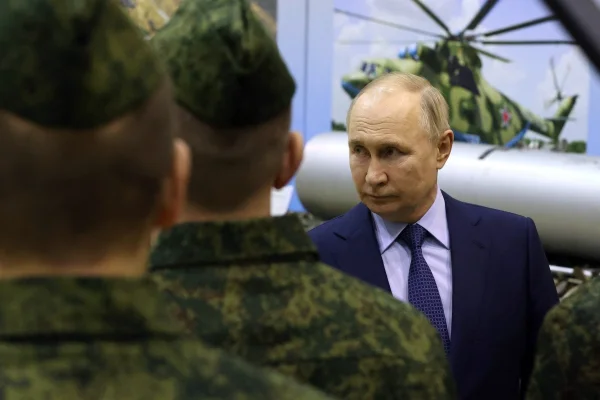 Kremlinul respinge drept ”inacceptabilă” ideea desfăşurării unui contingent european în Ucraina, după ce Macron şi Starmer anunţă punerea ”la dispoziţia NATO” a unui corp de armată, Forţa Comună Francezo-Britanică
