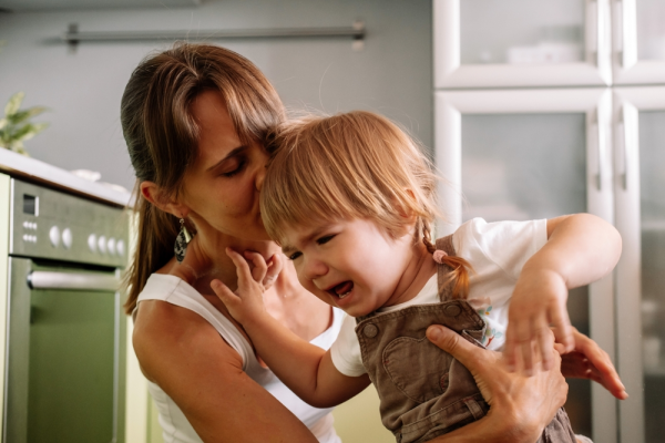 De ce „Liniștește-te!” nu ajută un copil în criză: ce se întâmplă în creierul lui în timpul unui tantrum și cum ar trebui să reacționăm