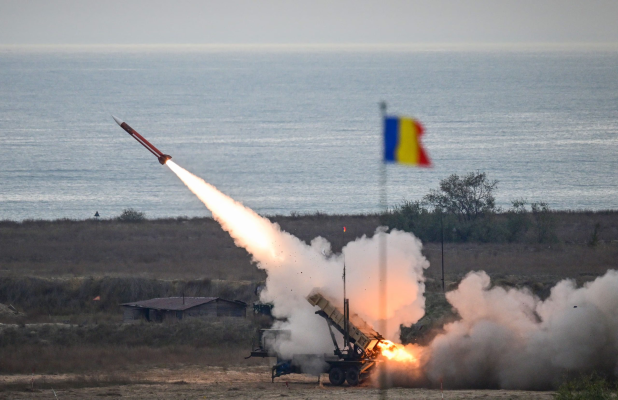 Tunul de 3 miliarde de euro pregătit de guvernul Bolojan. Echipament militar cumpărat la preţuri umflate cu 80%