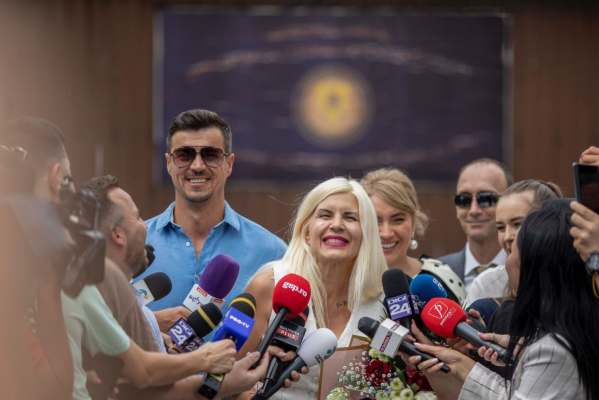 Elena Udrea dezvăluie că Băsescu nu a sunat-o cât a fost închisă: Politicienii să vină la pușcărie!