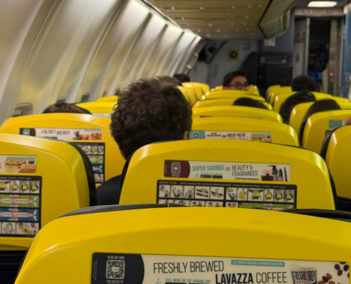 Nicușor Dan, surprins într-o cursă aeriană low-cost / Președintele ar fi călătorit alături de fețita sa și un ofițer al SPP