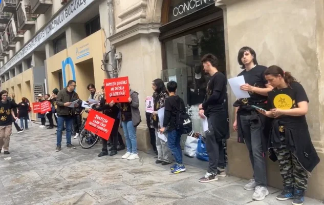 VIDEO Protest organizat de comunitatea Declic în fața Inspecției Judiciare față de tergiversarea dosarului de viol cu victimă minoră de la şcoala de vară a AUR din 2023