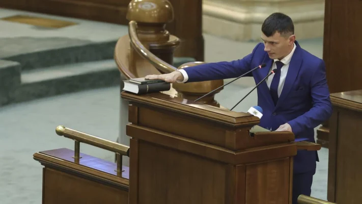 PSD l-a transferat de la POT pe senatorul cu 10 clase care s-a lăudat în CV că studiază la un site de matrimoniale