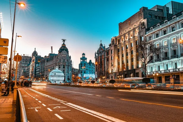 Sondaj în Spania: 63% consideră imigraţia o oportunitate sau o necesitate / 55% recunosc contribuţia imigraţiei la creşterea economică mai mare a Spaniei, în comparaţie cu media UE