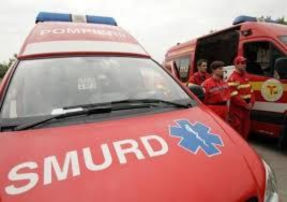 O bătrână a ajuns la spital cu traumatism cranian, după ce a fost lovită pe stradă