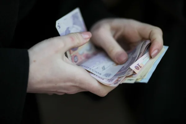 SURSE Care sunt măsurile prin care viitorul guvern va încerca să repare deficitul bugetar – record produs de Ciolacu: reduceri de personal și salarii la bugetari, creșterea TVA la 21% și a altor impozite, stoparea unor investiții considerate inutile