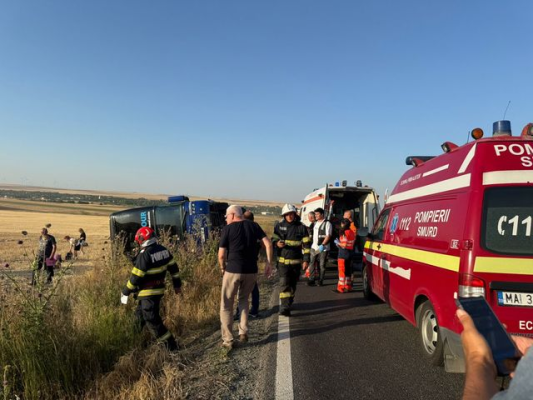 UPDATE - Constanţa: Planul Roşu de Intervenţie, activat după ce un autocar s-a răsturnat, după un accident în care a fost implicat şi un autoturism/ În autocar se aflau aproape 60 de ucraineni/ Şapte persoane, monitorizate; două, duse la spital - FOTO, VIDEO