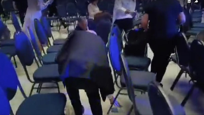 Imaginile momentului: Bolojan strânge gunoaiele după colegii lui, la Congresul PNL