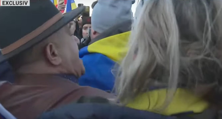 Balamuc in Piata Victoriei, Calin Georgescu a venit la protest. A fost pupat pe cap de un manifestant mai inalt