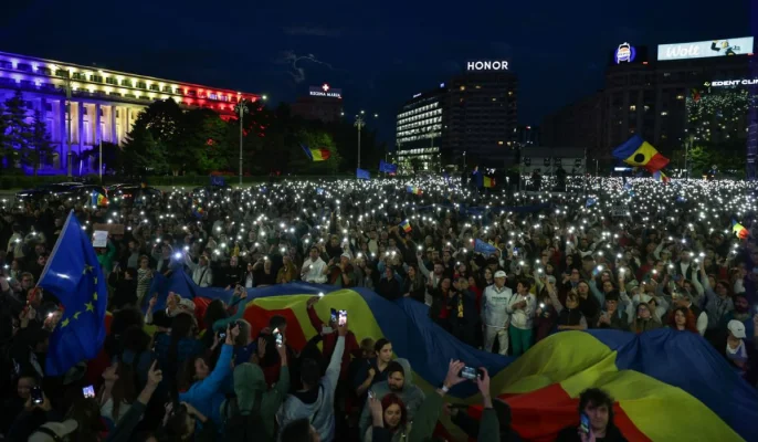 Mii de oameni în Piața Victoriei la mitingul „România în lumină”, organizat de Nicușor Dan. Jandarmeria a sesizat AEP pentru „propagandă electorală” | VIDEO