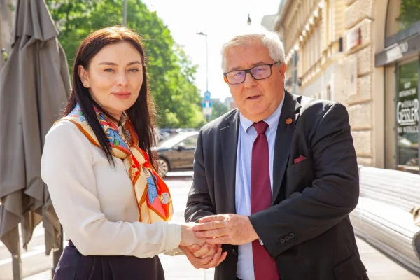 Ryszard Czarnecki – cel care l-ar fi introdus pe George Simion partidului polonez PiS – o curtează acum și pe Victoria Furtună, politiciana pro-rusă din Republica Moldova