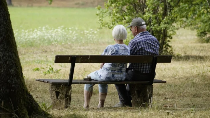 Pensionarii cu venituri peste 3.000–4.000 de lei ar putea plăti contribuții la sănătate. Plan pentru extinderea bazei de plată