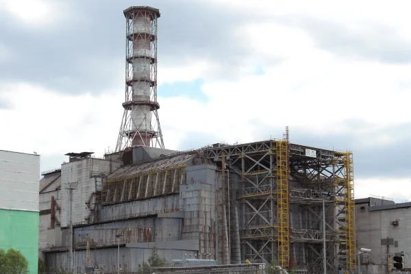 Franţa promite 10 milioane de euro pentru repararea sarcofagului care izolează centrala nucleară de la Cernobîl, avariat în februarie de un atac cu dronă
