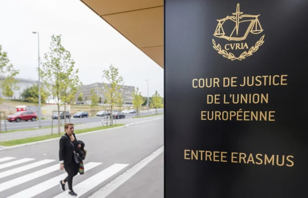 Sfârșitul “pașapoartelor de aur” într-unul din ultimele state europene care le permitea bogaților să-și CUMPERE cetățenia
