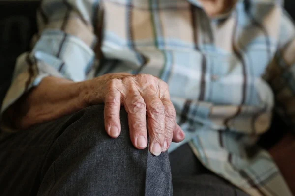 Val de consternare în Bulgaria după dezvăluirea tratamentului inuman aplicat vârstnicilor în două azile ilegale / „Uşile erau încuiate, mânerele ferestrelor erau distruse din interior, condiţiile de igienă erau îngrozitoare”