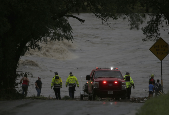 Stare de urgență în Texas, în urma unor inundații dezastruoase cauzate de ploi abundente. Mai mulți oameni au murit, iar zeci sunt dați dispăruți