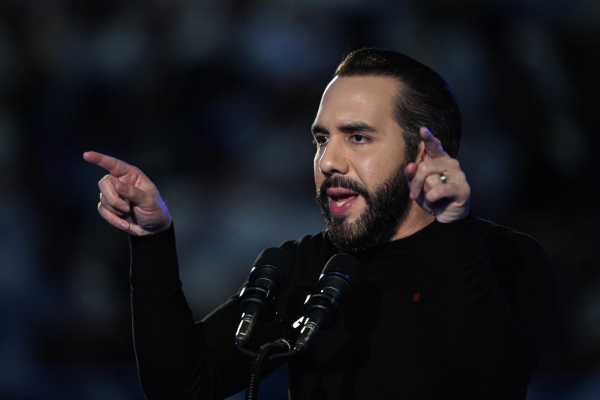 Preşedintele salvadorian Nayib Bukele acuză Săptămâna Modei de la Paris de „glorificarea infractorilor”, după o defilare de modă în care manechinele au purtat ţinute ce au amintit de deţinuţi
