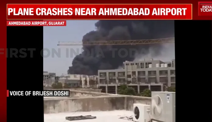 BREAKING LIVE Un avion cu 242 de persoane la bord s-a prăbușit în India, într-o zonă rezidențială dens populată / Avionul se îndrepta spre Londra și s-ar fi prăbușit la scurt timp de la decolare / Imagini cu avionul când pierde altitudine și se prăbușește