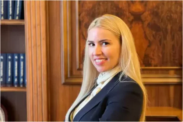 Cine e Cristina Tărteață, funcţionara revoltată de concedierile anunţate de Bolojan. Conduce un Lexus: "Noi nu trăim ca nababii aici"